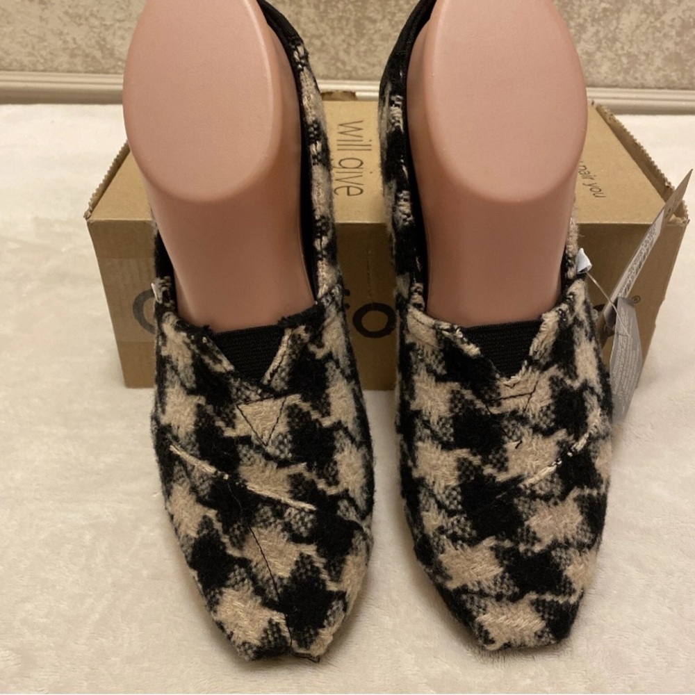 Toms Black and Cream XL Houndstooth Flats - Picture 5 of 12
